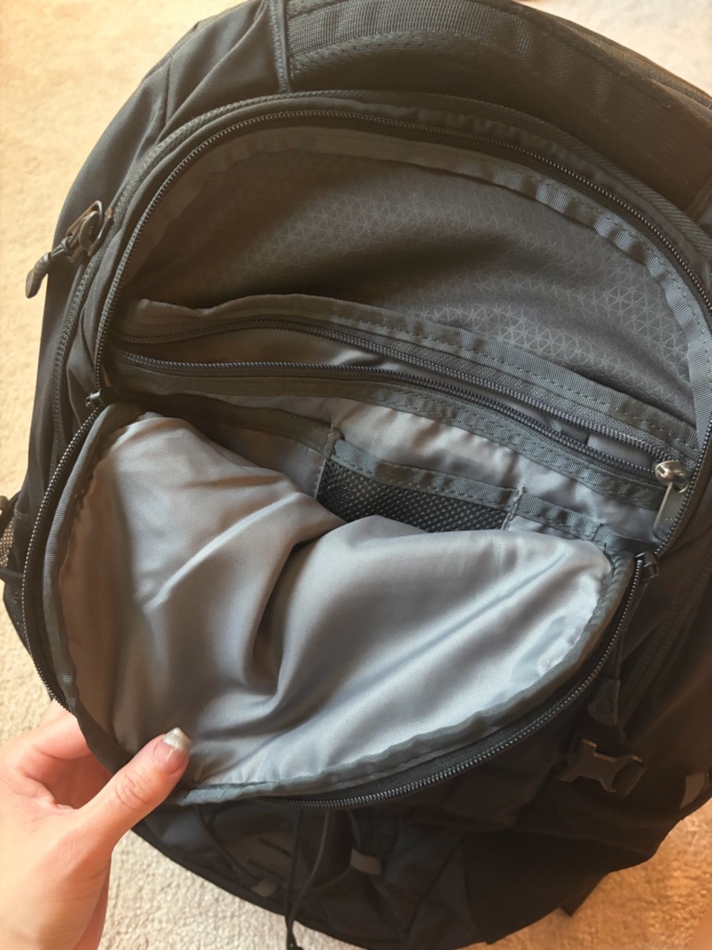 The North Face men’s black Borealis Backpack - Picture 5 of 7